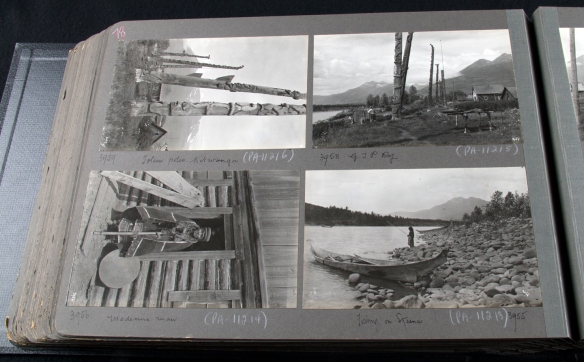 Photographie d’un album, montrant quatre photographies en noir et blanc de divers paysages en Colombie-Britannique, dont des totems à Kitwanga, une vue du village, un guérisseur non identifié et un pêcheur près d’un cours d’eau.