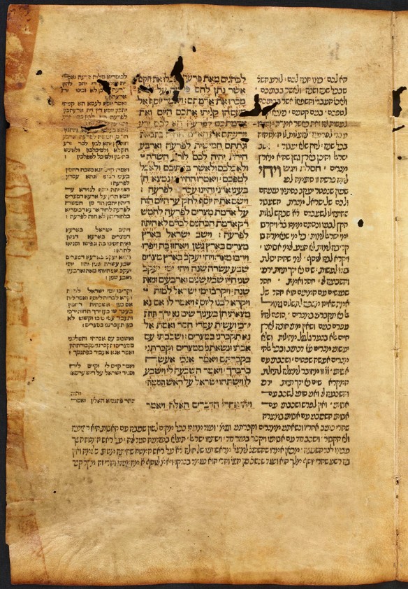 Une photographie en couleur d’une page jaunie, et imprimé couverte d’écriture hébraïque.