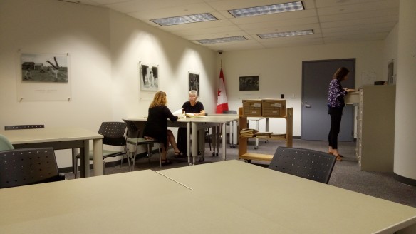 Photo couleur d’une salle renfermant de grandes tables servant à la consultation de documents.