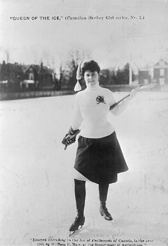 Photographie noir et blanc d’une femme vêtue d’une jupe pour une partie de hockey en plein air.