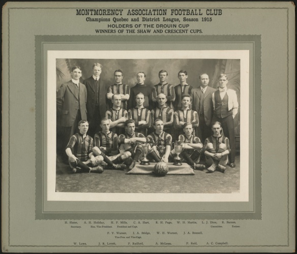 Une photographie noir et blanc d’une équipe de soccer montrant les joueurs en chandail rayé et les entraîneurs en costume.
