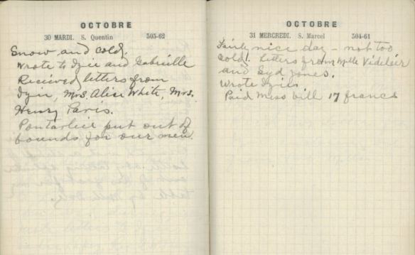 Deux pages d’un journal personnel. La date est imprimée en haut de chaque page, les 30 et 31 octobre. En dessous, le capitaine White a écrit des observations générales sur le temps, les lettres qu’il a écrites et reçues, et la vie au camp.
