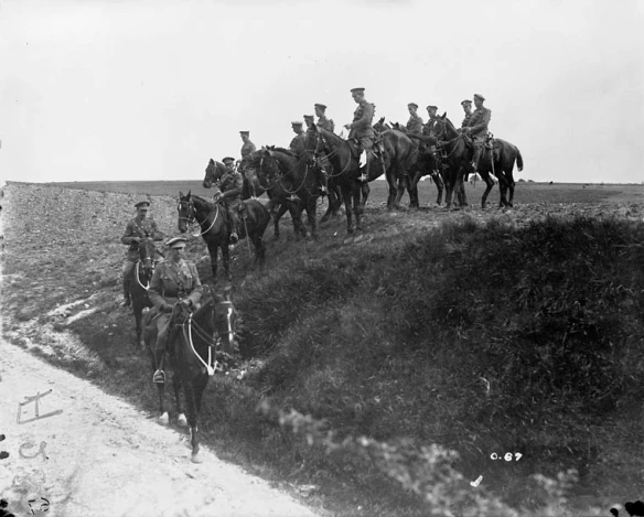 Groupe de soldats à cheval.