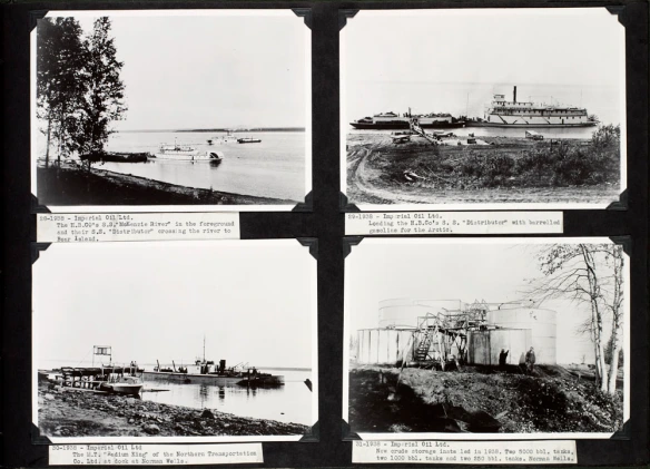 Quatre photographies gélatino-argentiques en noir et blanc montées sur une feuille de papier, dont trois montrent des bateaux sur une rivière et des scènes de rivage, et une montre des réservoirs de stockage de pétrole brut sur la rive.